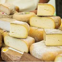 Beleuchtete K&auml;seauslage im Supermarkt