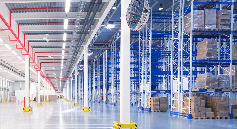 Beleuchtung mit LED in einer Industriehalle 