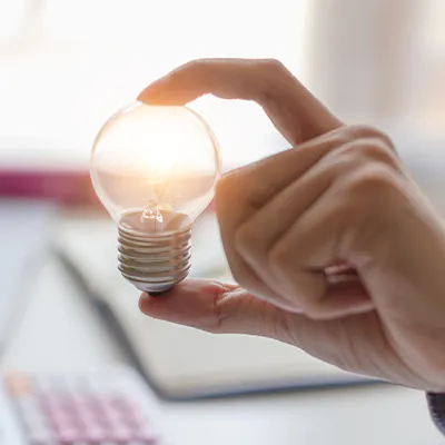 Hand h&auml;lt LED-Gl&uuml;hbirne hoch